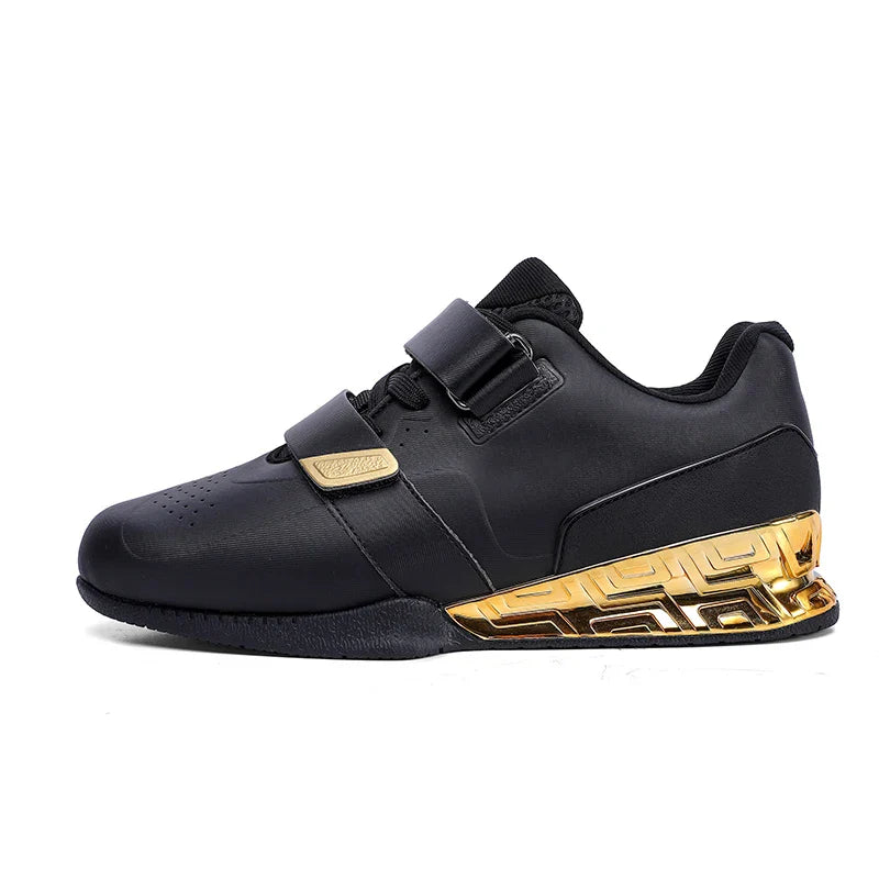 
Afbeelding van Olymporix gewichthefschoenen voor heren, zwart met een gouden zool voor extra stabiliteit, ontworpen voor krachttraining en krachtig gebruik.