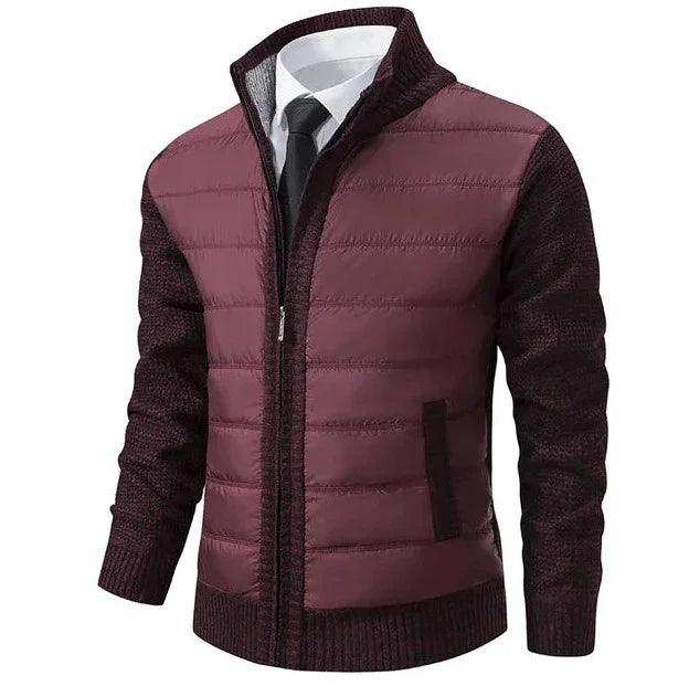 Bordeauxt kleurig wintervest met gewatteerde panelen aan de voorkant en gebreide mouwen voor extra warmte en comfort. Dit stijlvolle vest heeft een moderne uitstraling met een rits, ideaal voor de koudere maanden. Perfect voor een casual, maar verfijnde look die zowel functioneel als modieus is.