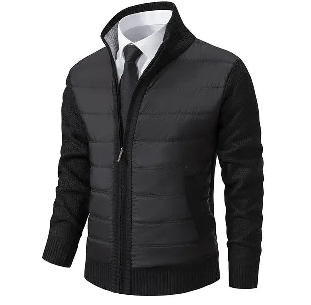 Zwart wintervest met een stijlvol ontwerp, gecombineerd met een gebreide stof en gewatteerde panelen voor extra warmte en comfort. Het vest heeft een moderne uitstraling met een rits en is perfect voor de koude maanden. Ideaal voor een casual look met een verfijnde uitstraling.