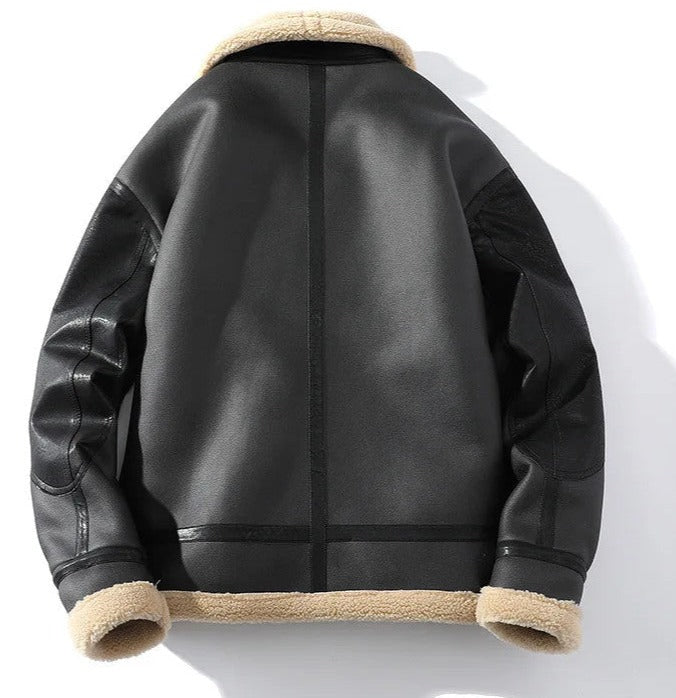 Een zwart leren jas met een beige sherpa voering, met een weergave van de binnenkant.
