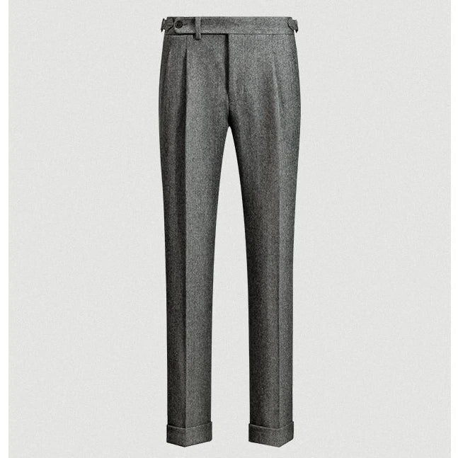Detail van een bruine broek met een visgraatpatroon, voorzien van een riem en elegante plooien. De hoge taille zorgt voor een verfijnde en veelzijdige uitstraling, ideaal voor een chique en professionele look. Perfect voor zowel formele als casual gelegenheden.