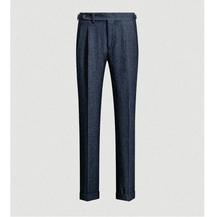 Donkerblauwe broek met een klassieke visgraatprint en een hoge taille. De broek is voorzien van elegante plooien en opgerolde broekspijpen, wat zorgt voor een verfijnde en moderne uitstraling. Ideaal voor zowel formele als casual gelegenheden, met een chique afwerking.