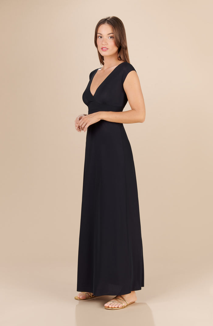 Paula | Lang stromende jurk met een elegante halslijn