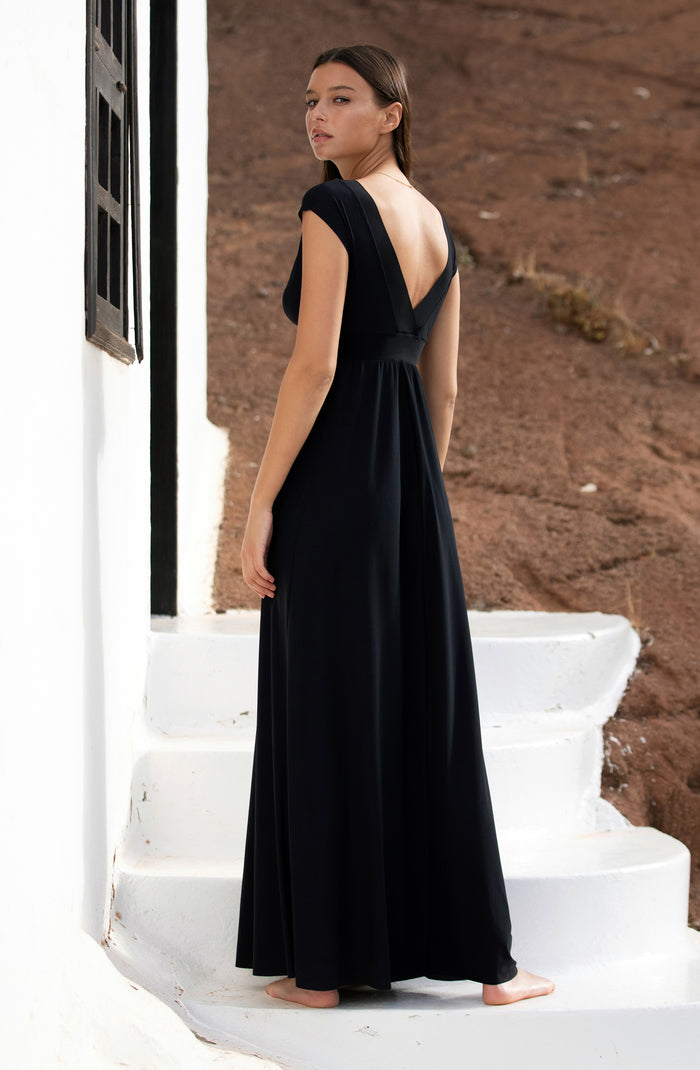 Paula | Lang stromende jurk met een elegante halslijn