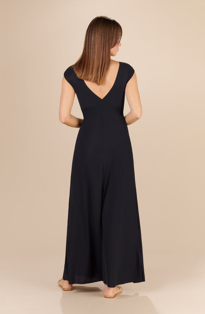 Paula | Lang stromende jurk met een elegante halslijn