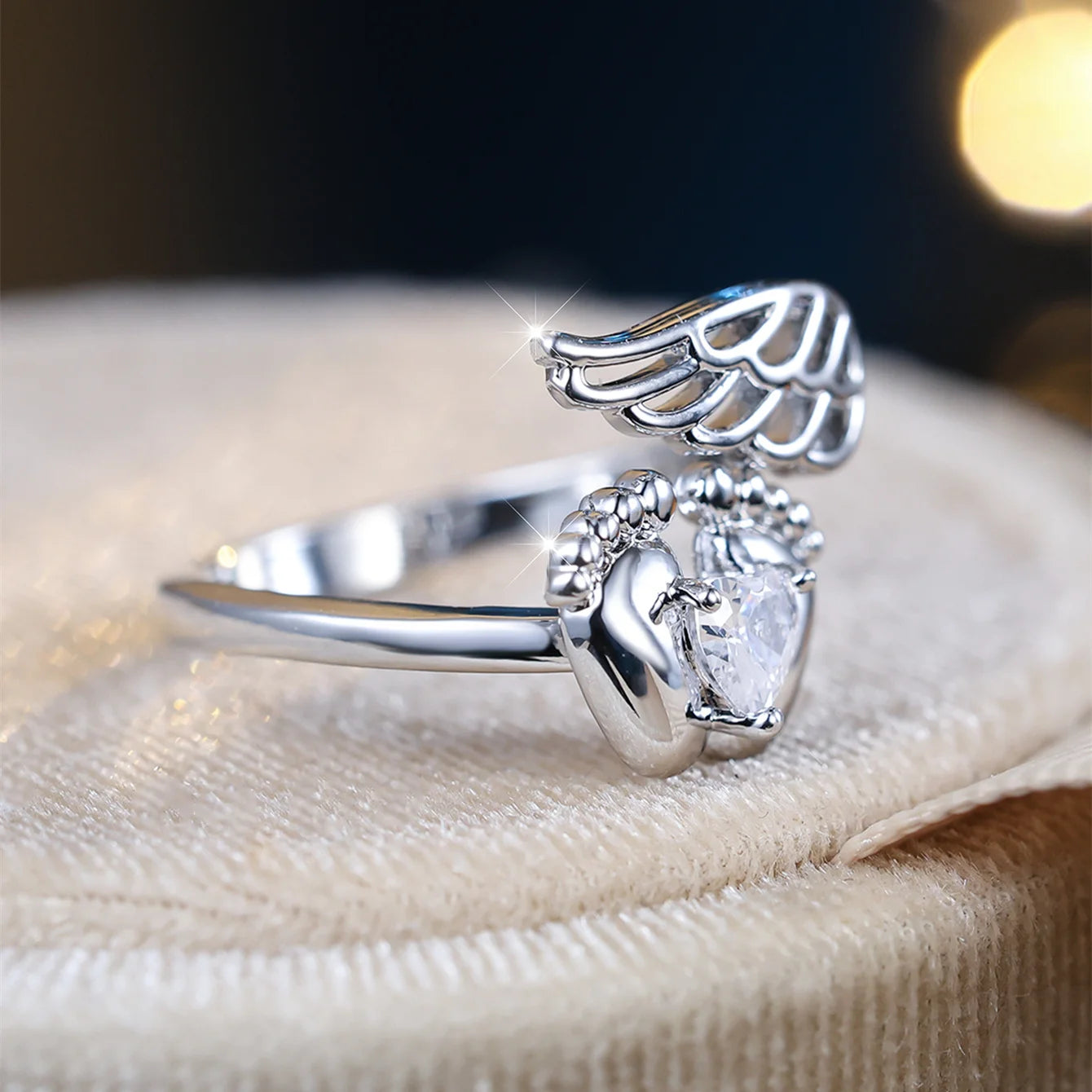 Anello con Ali di Zirconia Incantevole per Bellezza Raffinata