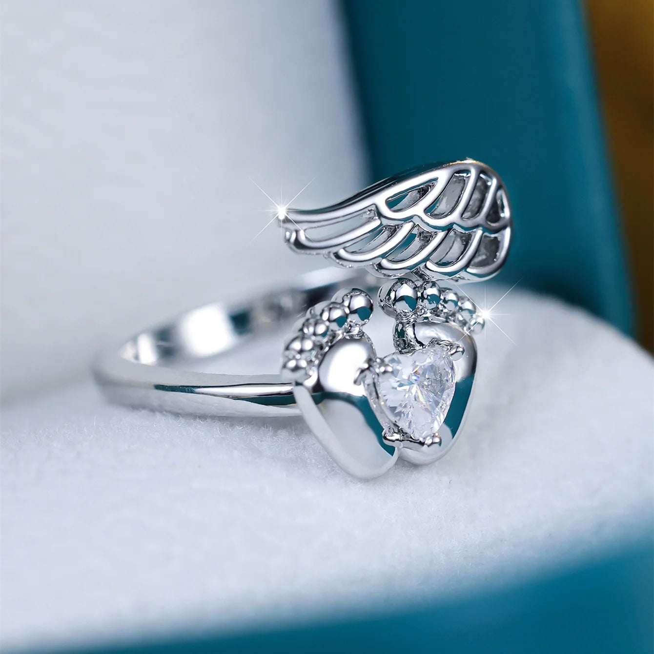 Anello con Ali di Zirconia Incantevole per Bellezza Raffinata