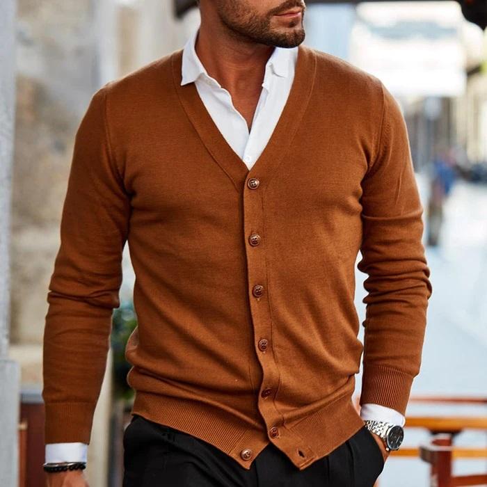 Kastanjebruin vest met een V-hals en knoopsluiting, gecombineerd met een comfortabele en veelzijdige pasvorm. Dit design biedt zowel stijl als functionaliteit, perfect voor casual of semi-formele gelegenheden. Het vest is ideaal voor een elegante, ontspannen look met een moderne flair.