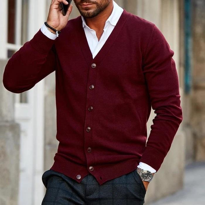 Bordeaux rood vest met een V-hals en knoopsluiting, gecombineerd met een comfortabele pasvorm. Dit veelzijdige ontwerp biedt zowel stijl als functionaliteit, ideaal voor casual of formele gelegenheden. Perfect voor een moderne, relaxte look met een verfijnde uitstraling.