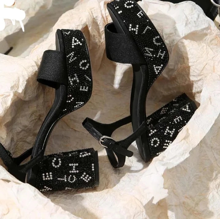 Glänzende Sonne Sommerliche Hochhackige Sandalen
