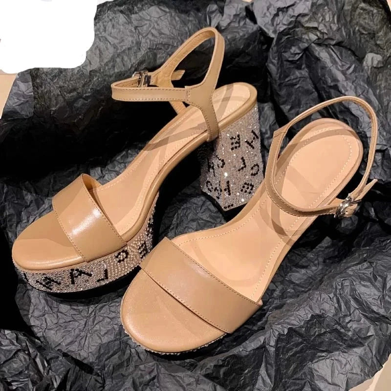 Glänzende Sonne Sommerliche Hochhackige Sandalen