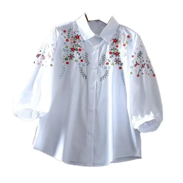 Reine Baumwollbluse mit bestickten Blumen