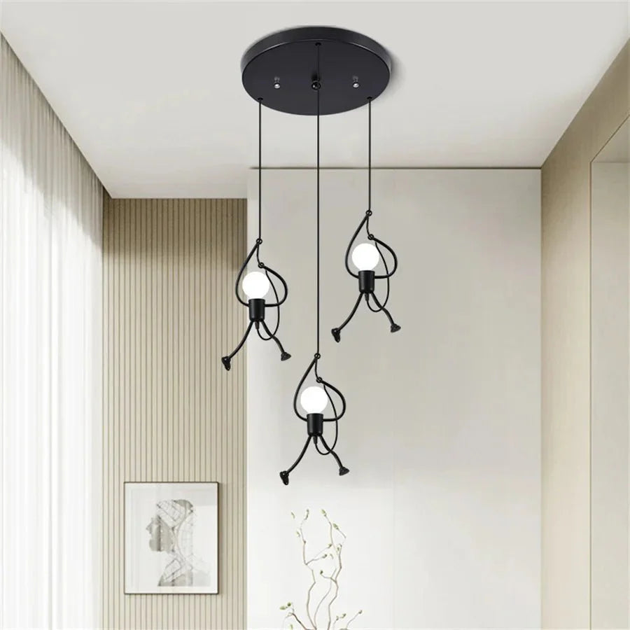 Een industriële retro hanglamp in de vorm van speelse figuren die energiezuinige LED-lampen vasthouden, geschikt voor moderne interieurs.