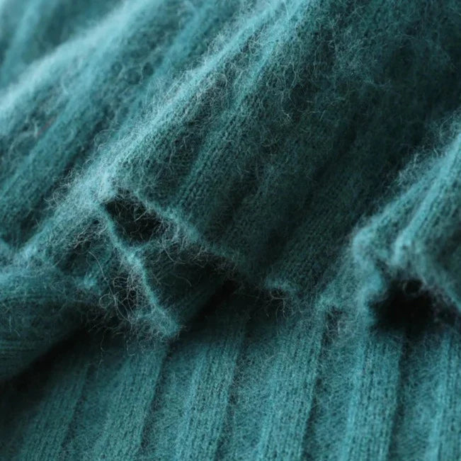 Stylish and Warm: Discover Our EDEL Long-Sleeve Dress of Cashmere!
