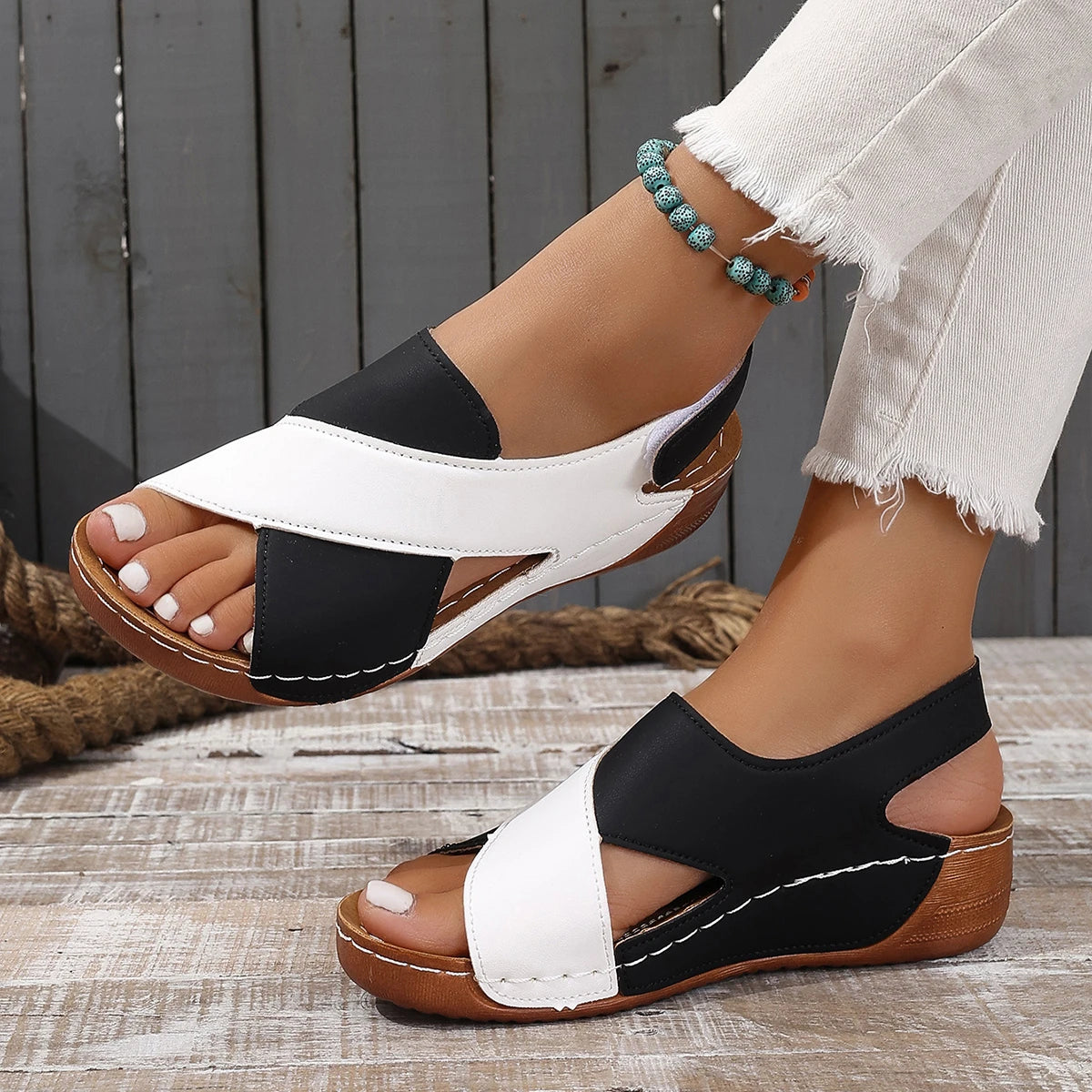 Elara kontrastfarbene Keilsandalen