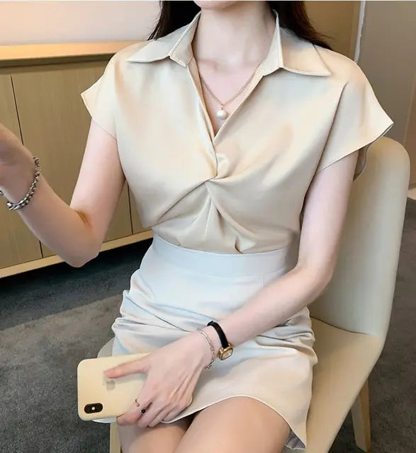 Sommerliche Satin V-Ausschnitt Bluse mit kurzen Ärmeln