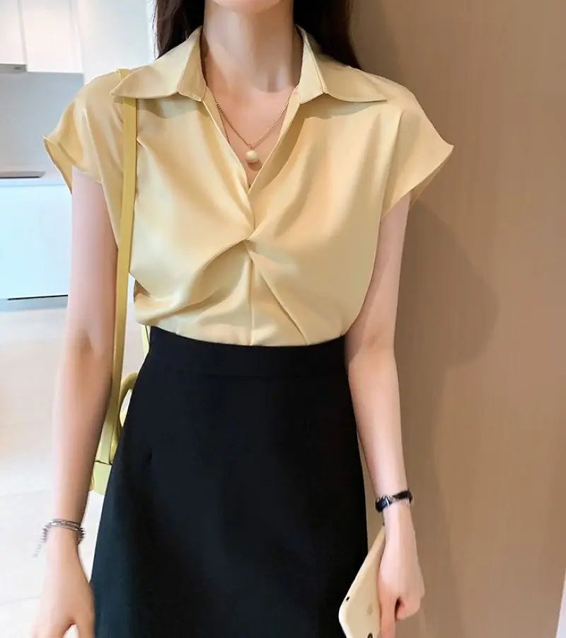 Sommerliche Satin V-Ausschnitt Bluse mit kurzen Ärmeln