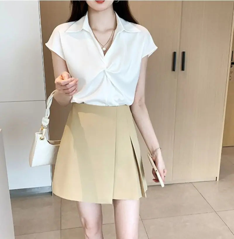 Sommerliche Satin V-Ausschnitt Bluse mit kurzen Ärmeln