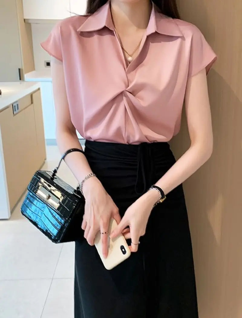 Sommerliche Satin V-Ausschnitt Bluse mit kurzen Ärmeln