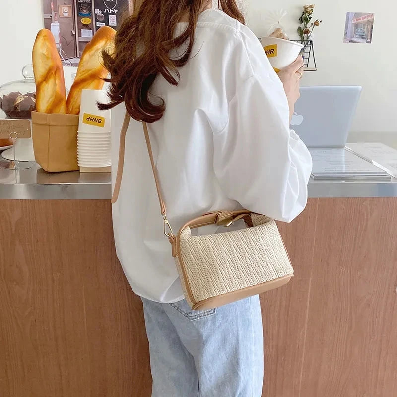 Charme von CocoStijl: Stro Crossbody Tasche