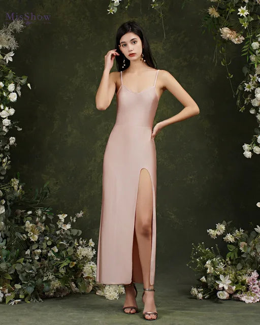 Betoverende Roze Zomerjurk met Gewaagde Details voor Vrouwelijke Elegantie