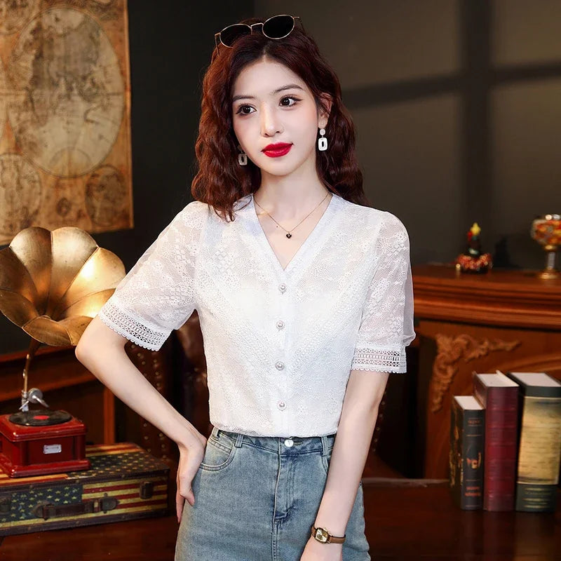 Camicia Blusa Casual con Scollo a V e Pizzo Traforato di Sophia's Couture