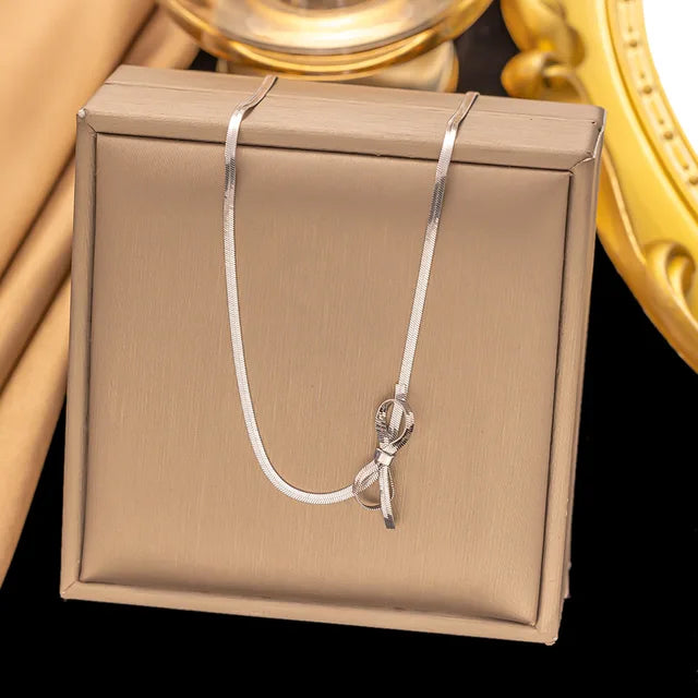 Betoverende Titanium Boog Ketting voor Stijlvolle Vrouwen