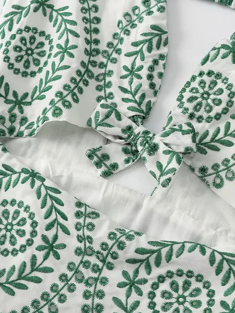 Zomerse Geborduurde Midi Jurk van FashionElegance
