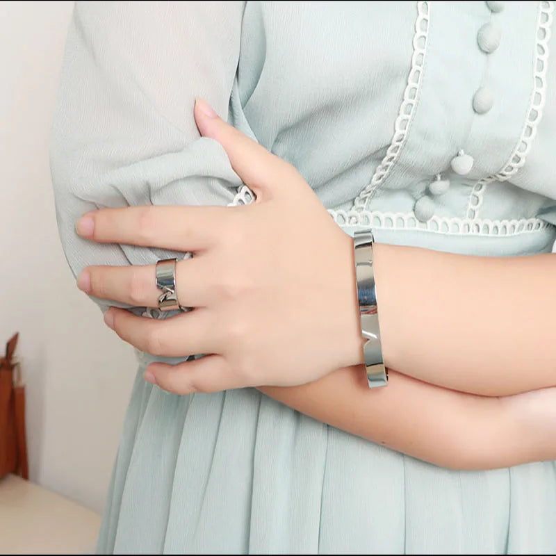 Bracciale in titanio a forma di V splendente - Simbolo di amore e raffinatezza