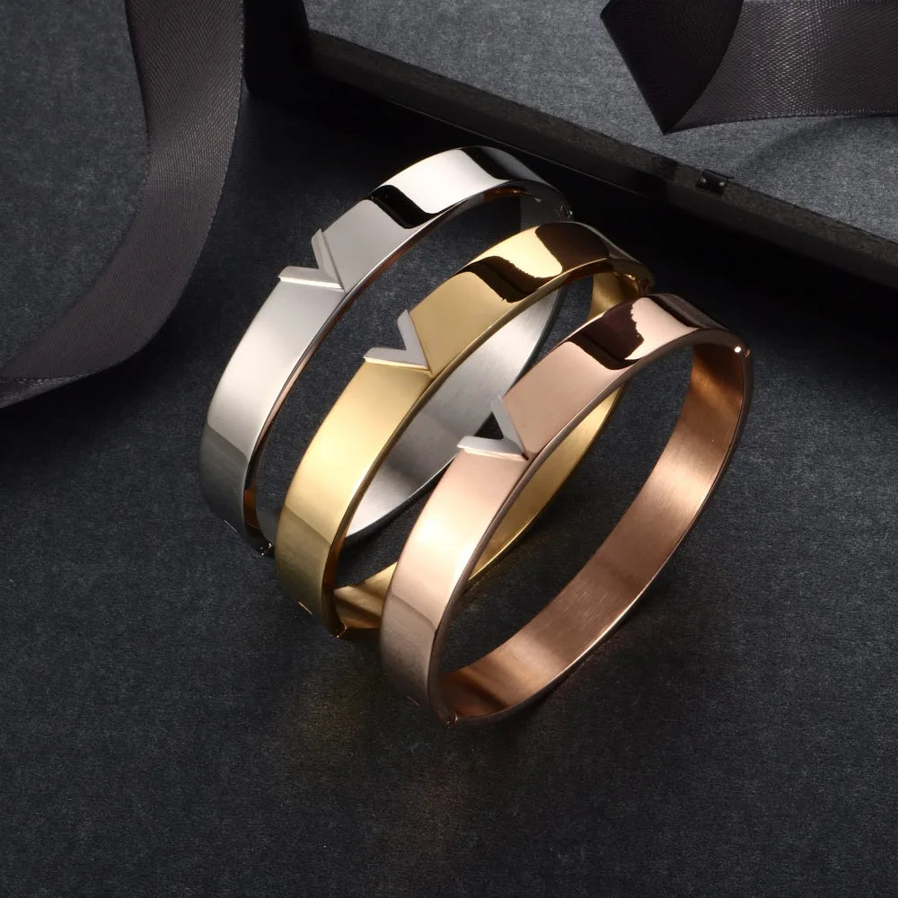 Bracciale in titanio a forma di V splendente - Simbolo di amore e raffinatezza