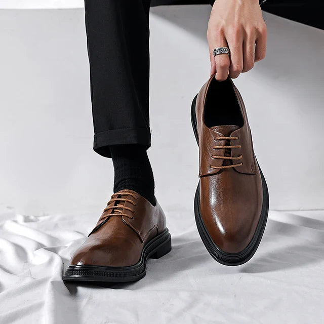 Bruine handgemaakte Oxford schoenen met een klassieke vetersluiting, ideaal voor formele gelegenheden zoals bruiloften of zakelijke evenementen. Het ontwerp biedt een tijdloze stijl, gecombineerd met hoogwaardig vakmanschap en comfort voor een verfijnde uitstraling. Perfect voor het creëren van een elegante look.