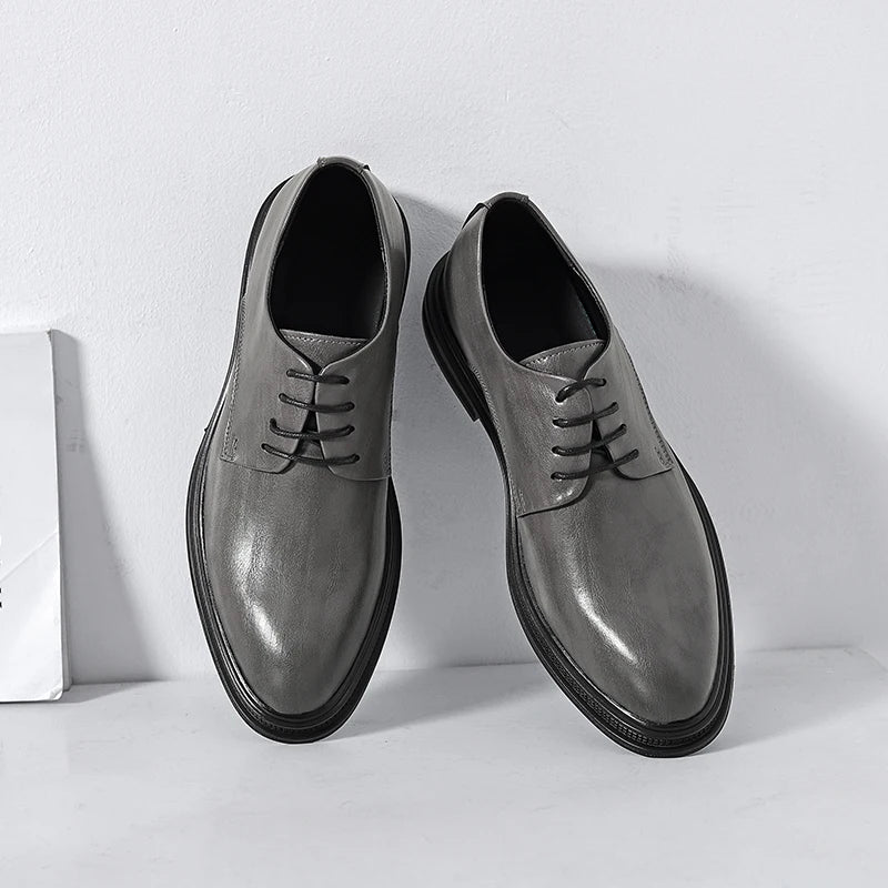  Grijze handgemaakte Oxford schoenen met een klassieke vetersluiting. Deze stijlvolle en tijdloze schoenen bieden een verfijnde uitstraling, ideaal voor formele gelegenheden, zakelijke evenementen of bruiloften. Perfect voor een elegante look met comfort en vakmanschap.