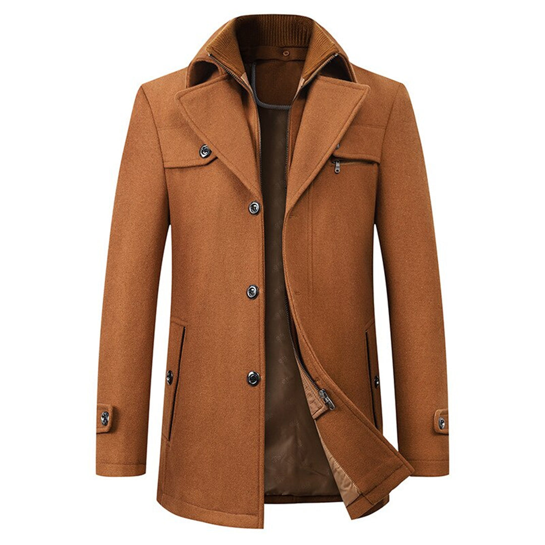 Urbano Winterjas in klassiek grijs. Deze duurzame herenjas combineert stijl en functionaliteit met een warme voering, stijlvolle kraag, praktische rits- en knoopdetails, en een comfortabele pasvorm. Perfect voor een elegante winterlook.