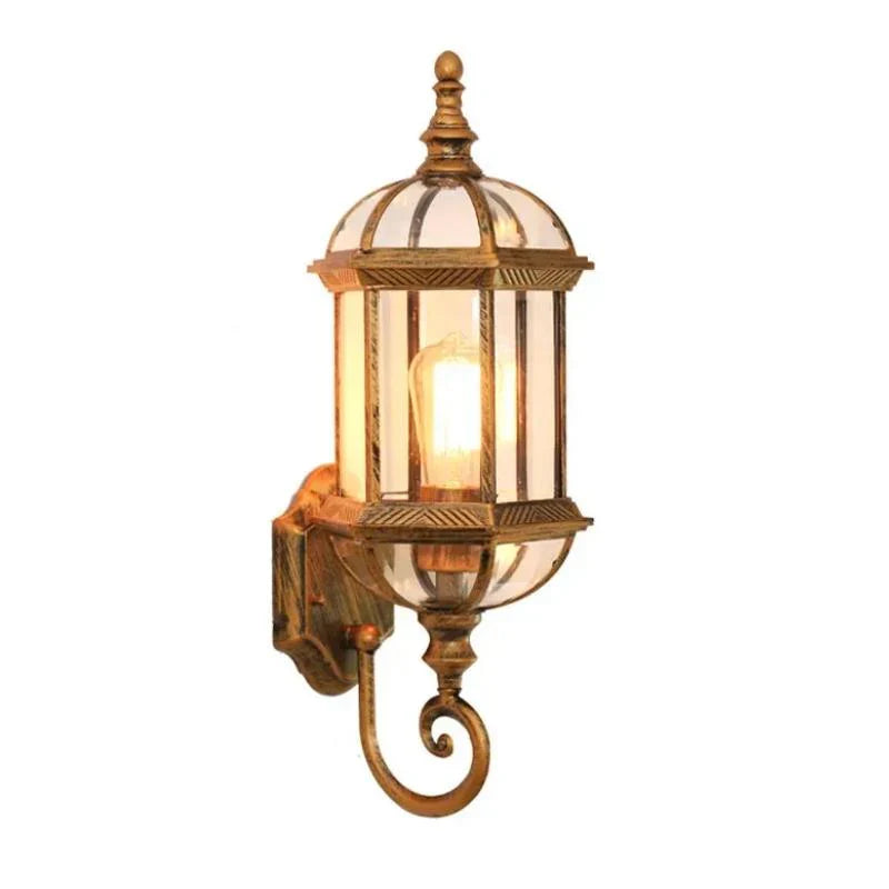 Een elegante wandlamp in klassieke stijl met heldere glazen ramen en een warme, uitnodigende verlichting. Deze energiezuinige buitenverlichting zorgt voor sfeervolle accenten en is perfect geschikt voor ingangen, tuinen of terrassen.