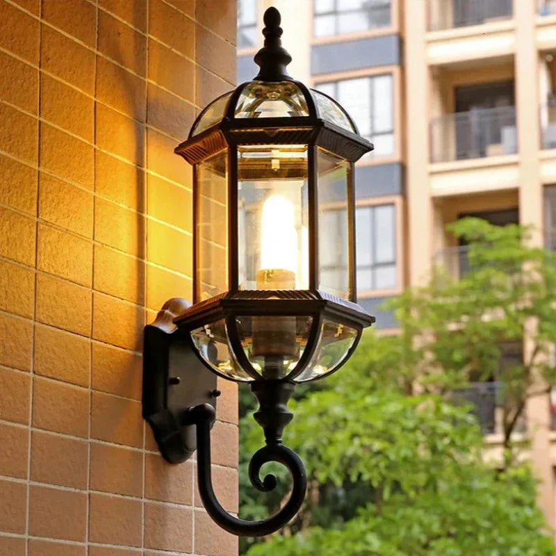 Een elegante buitenwandlamp met klassiek ontwerp die warm licht verspreidt. Deze energiezuinige lamp is ideaal voor de verlichting van ingangen, tuinen of terrassen en combineert stijlvolle esthetiek met praktische functionaliteit.