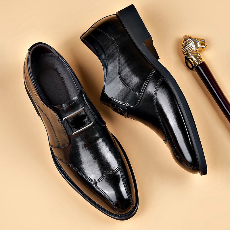 Zwarte leren herenschoenen met een dubbele gesp, perfect voor formele gelegenheden. De schoenen hebben een glanzende afwerking en een verfijnd ontwerp, ideaal voor een elegante en professionele uitstraling.