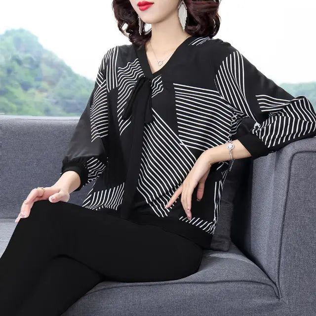 Vintage gestreifte Bluse mit V-Ausschnitt