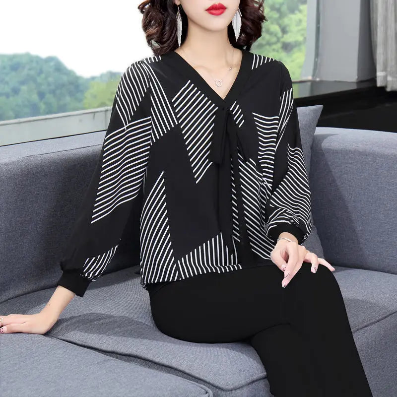 Vintage gestreifte Bluse mit V-Ausschnitt