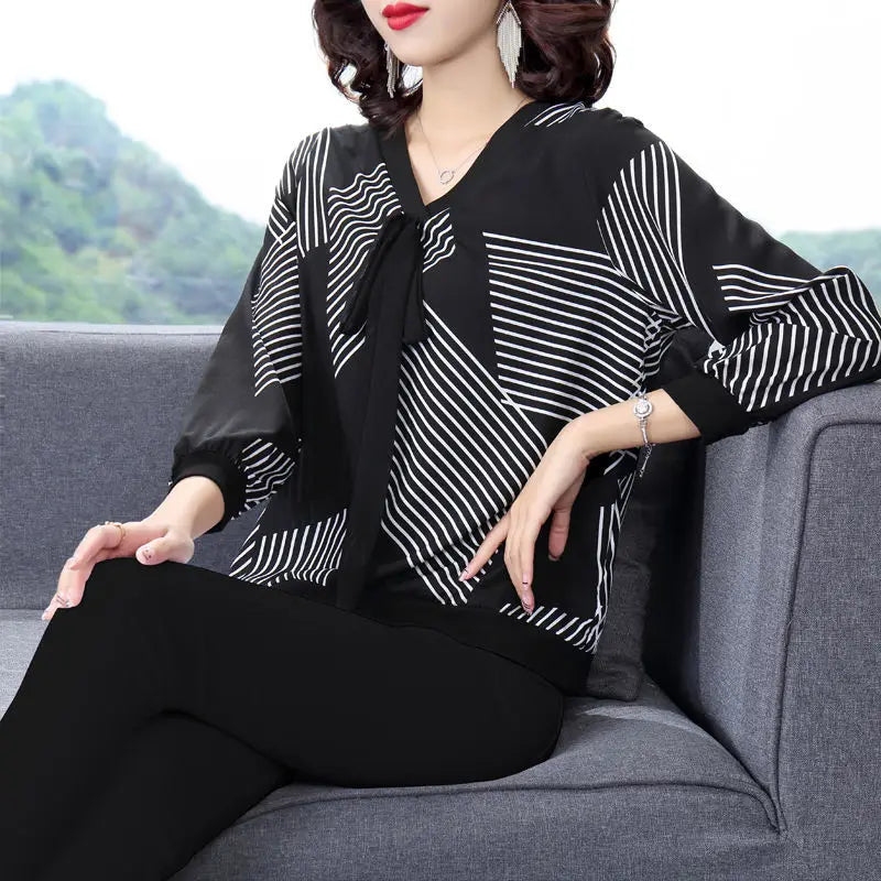 Vintage gestreifte Bluse mit V-Ausschnitt