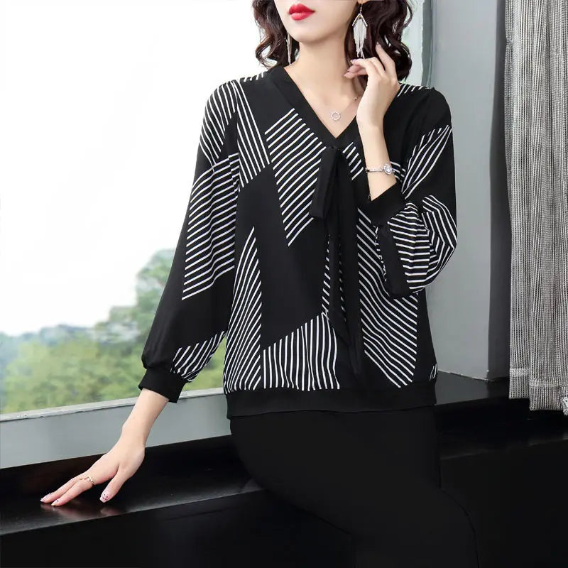 Vintage gestreifte Bluse mit V-Ausschnitt