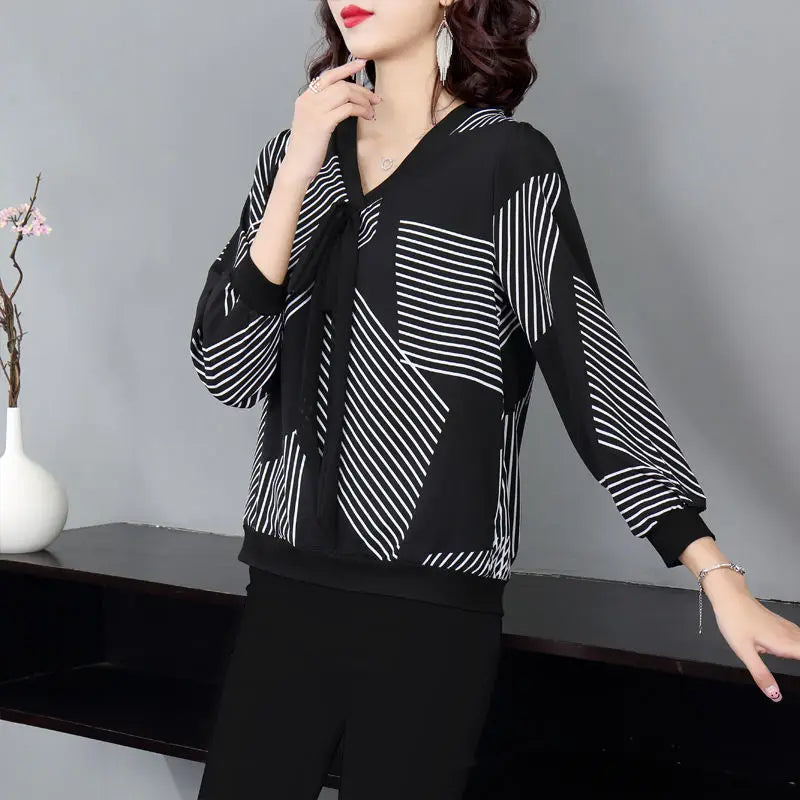 Vintage gestreifte Bluse mit V-Ausschnitt