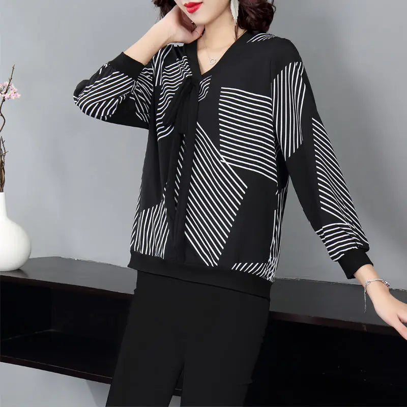 Vintage gestreifte Bluse mit V-Ausschnitt
