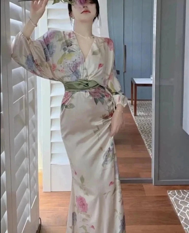 Lunar Blossom: Abito con scollo a V e stampa floreale estiva