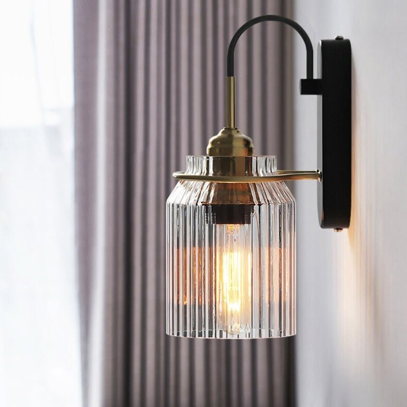 Vintage Wandlamp Sfeervolle verlichting: Deze stijlvolle wandlamp combineert een klassiek ontwerp met moderne accenten. Het geribbelde glazen scherm en de gouden details creëren een warme en uitnodigende sfeer, ideaal voor het verlichten van je woonkamer of slaapkamer