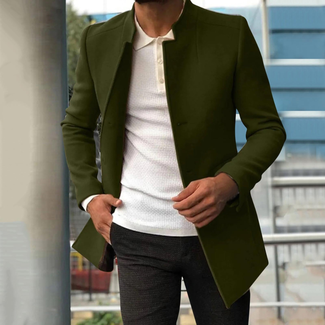 Vortex Stijlvolle Jas in een diepe olijfgroene kleur met een strak en modern design. De jas heeft een slanke pasvorm, een minimalistische afwerking en lange mouwen, waardoor het een elegante keuze is voor zowel formele als informele gelegenheden.