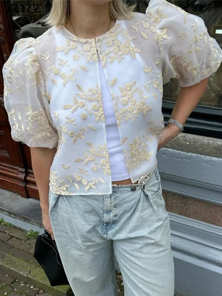 Weibliche transparente Spitzen- und Mesh-Bluse