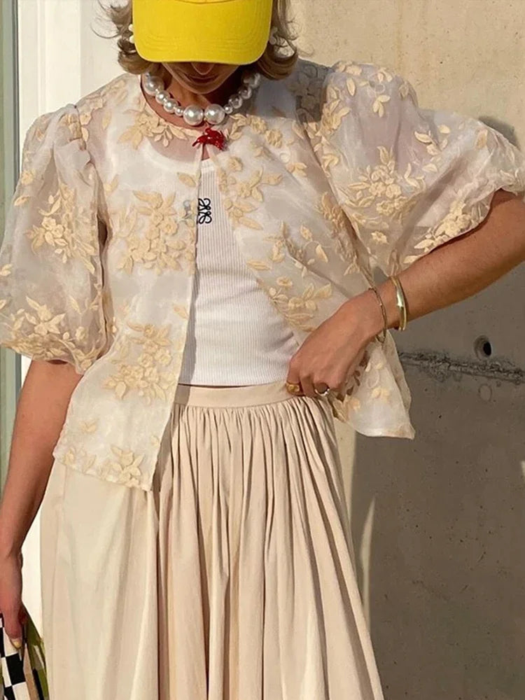Weibliche transparente Spitzen- und Mesh-Bluse