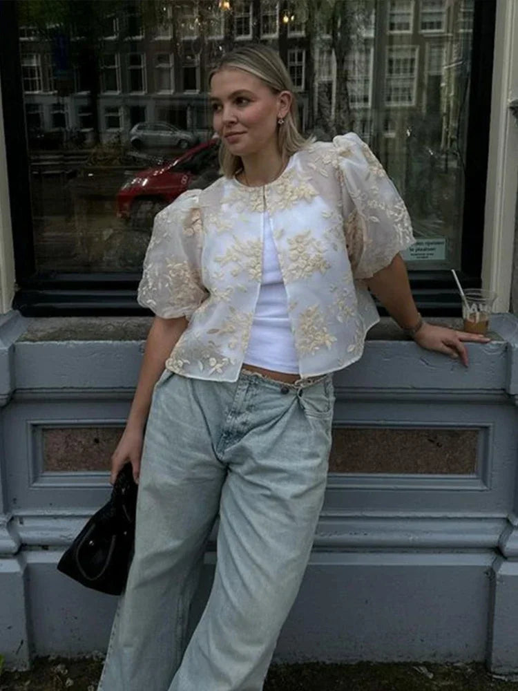 Weibliche transparente Spitzen- und Mesh-Bluse