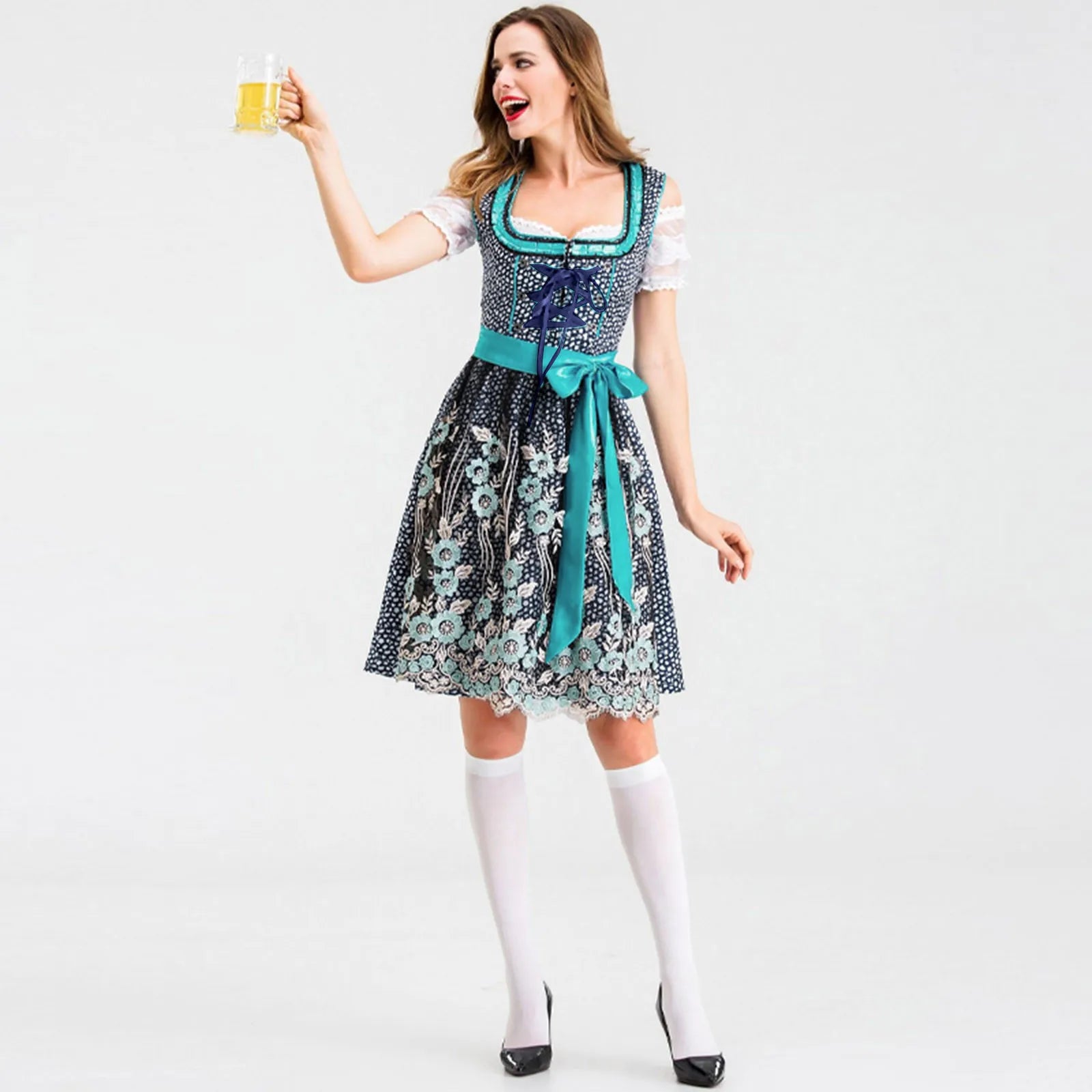 Strahlend auf dem Oktoberfest in unserem bezaubernden Dirndl Kleid!