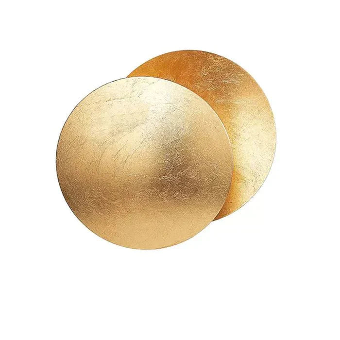 De Wandlamp met Zonsverduistering heeft een elegant ontwerp met een combinatie van een glanzend gouden afwerking. De cirkelvormige panelen overlappen elkaar, wat een dramatisch effect creëert, perfect voor een stijlvolle en sfeervolle verlichting in je ruimte.